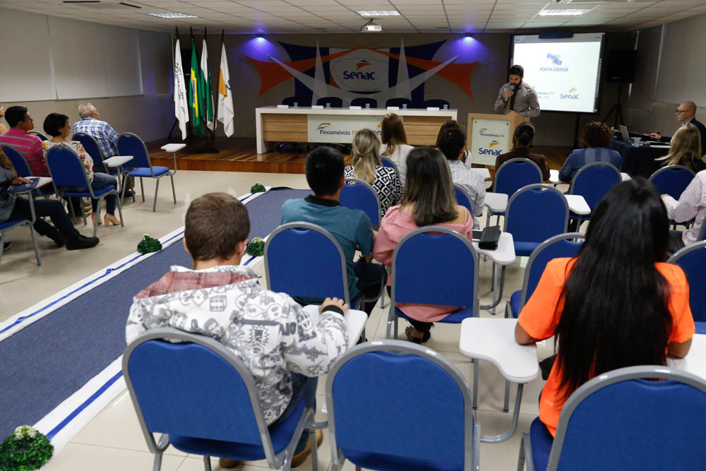 Programa gratuito de qualificação forma mais 180 profissionais