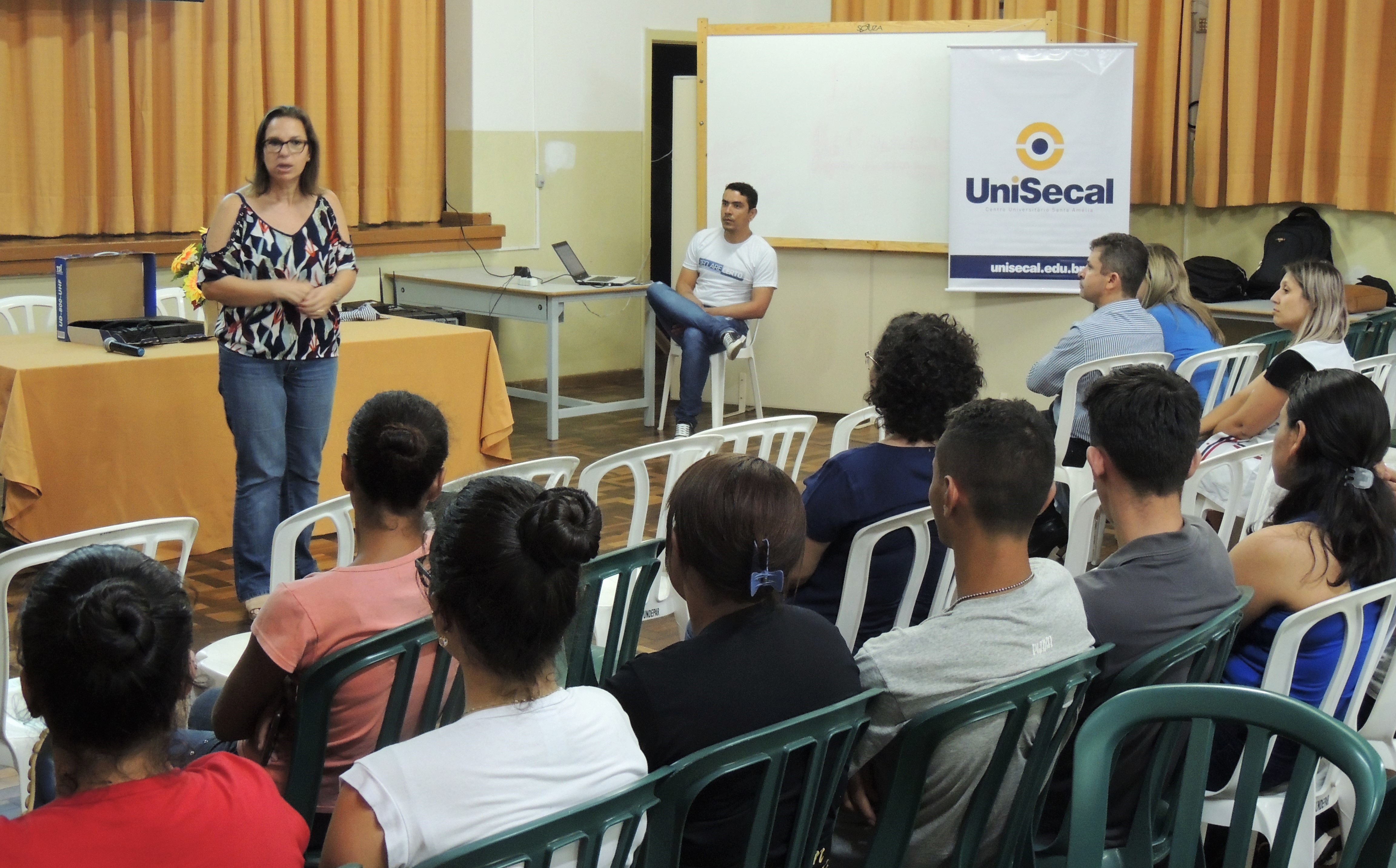 Contábeis da UniSecal realiza palestra sobre imposto de renda em colégio de PG