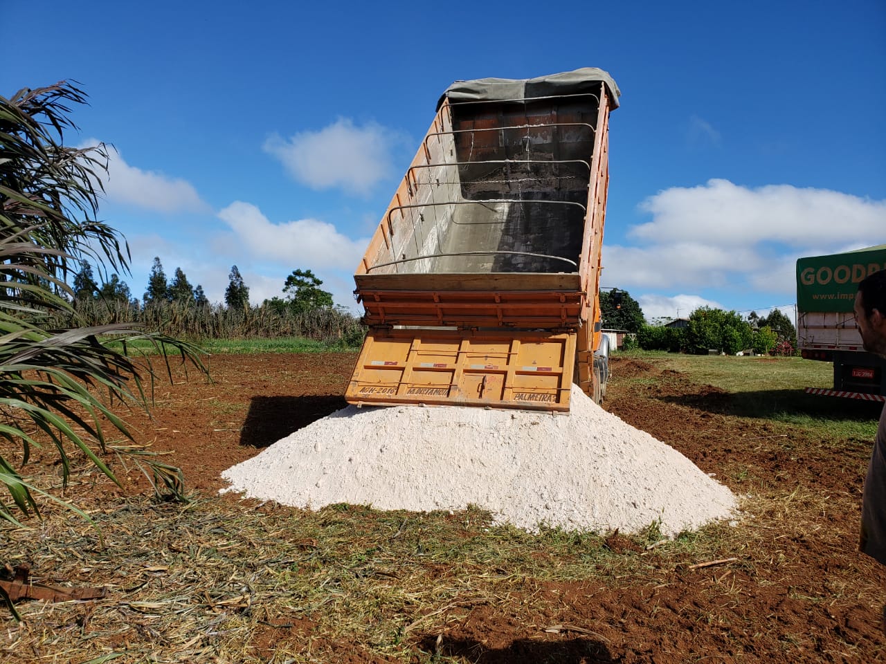 Município disponibiliza 940 toneladas de calcário ao pequeno agricultor