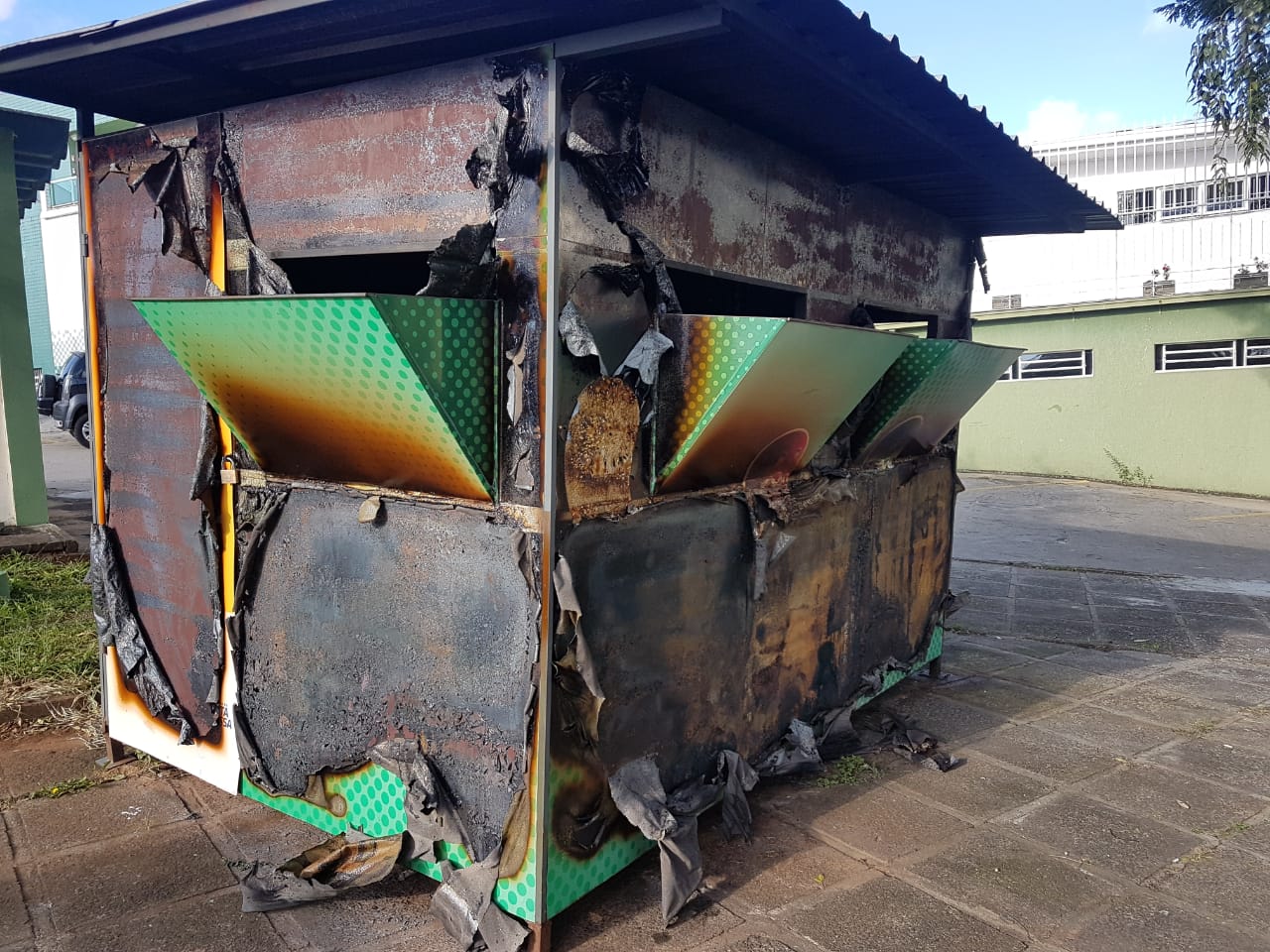 Vândalos incendeiam PEV de recicláveis na '31 de Março'