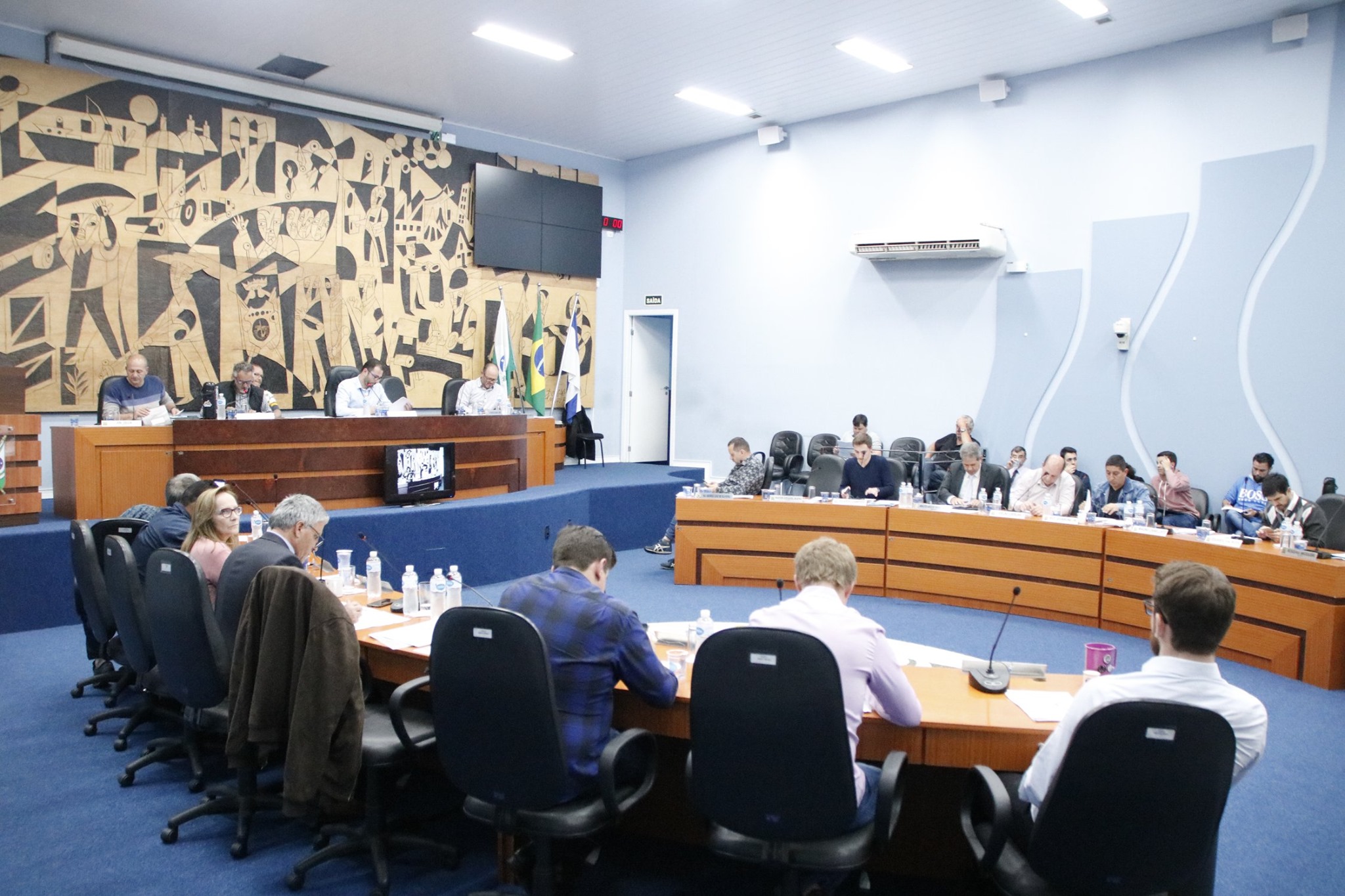 Oposição barra mudança na LOM sobre viagens do prefeito
