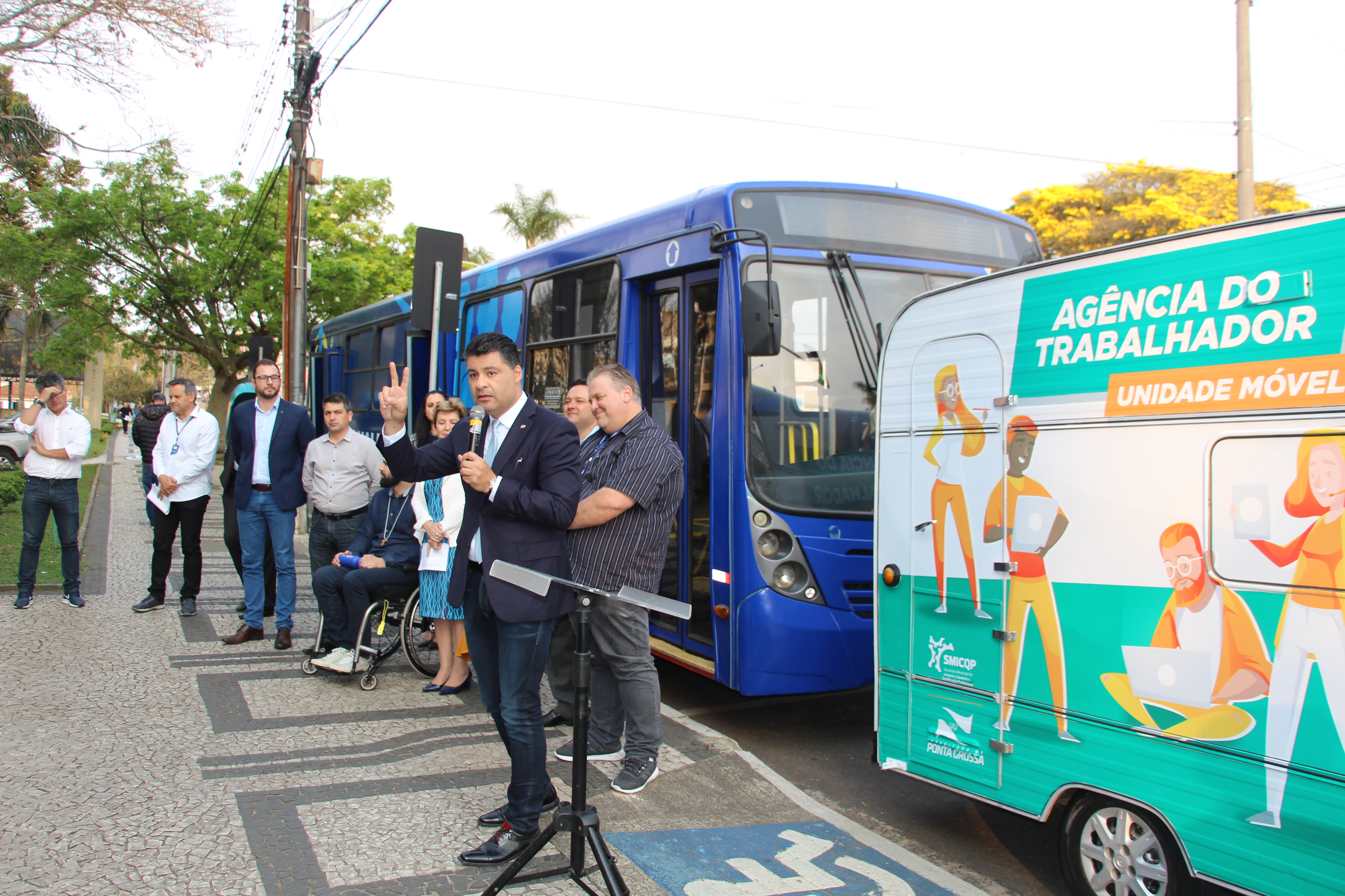 Prefeitura entrega trailer da Agência do Trabalhador e ônibus da Qualificação Profissional
