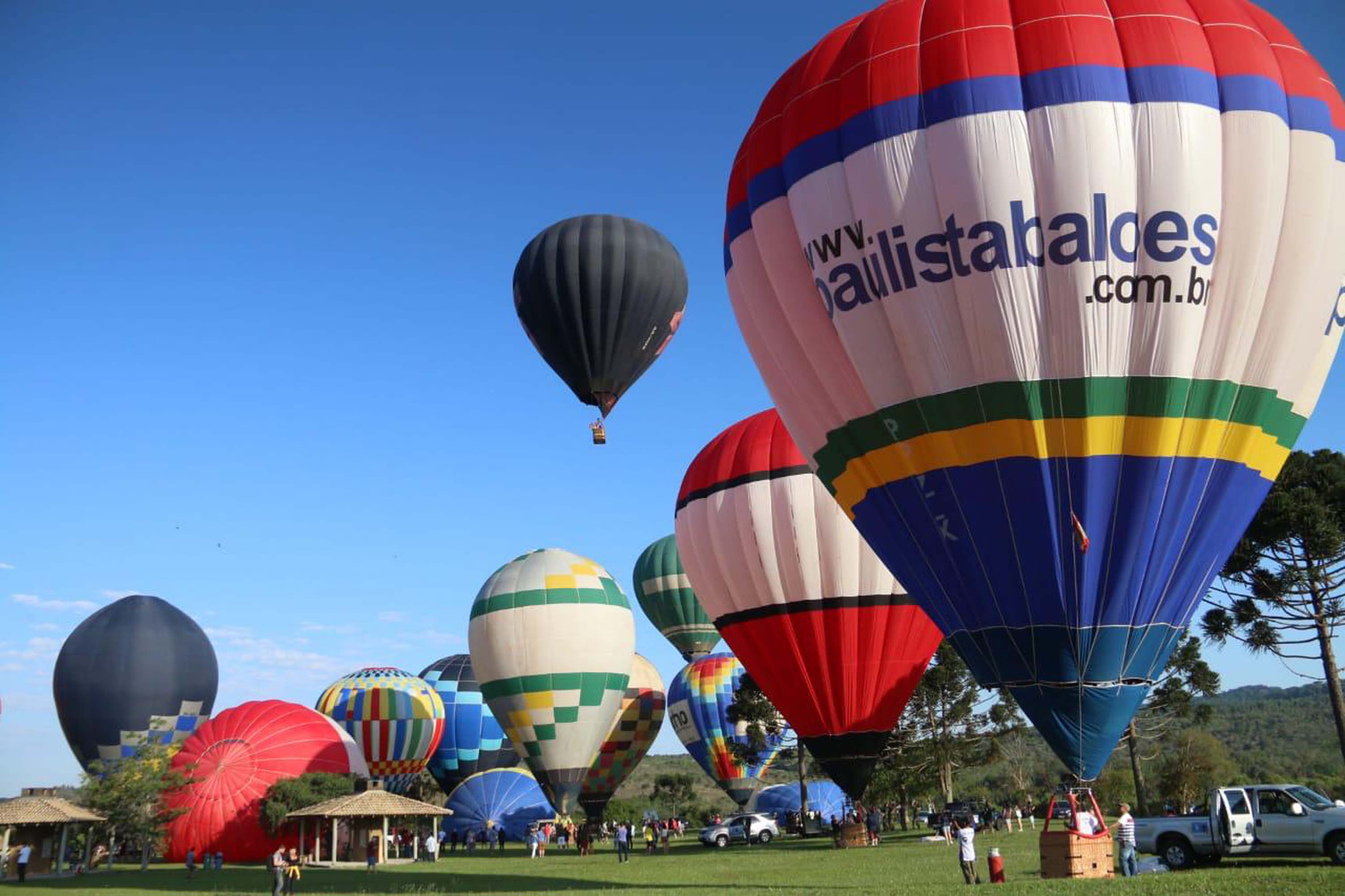 Governador destaca potencial turístico dos Campos Gerais durante revoada de balões