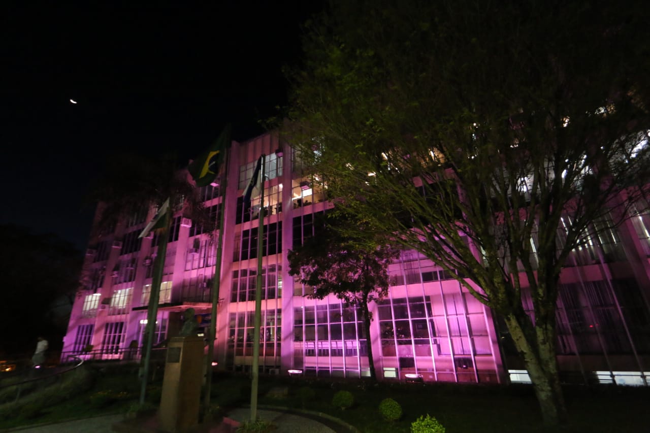 Prefeitura recebe iluminação rosa no mês de prevenção ao câncer de mama