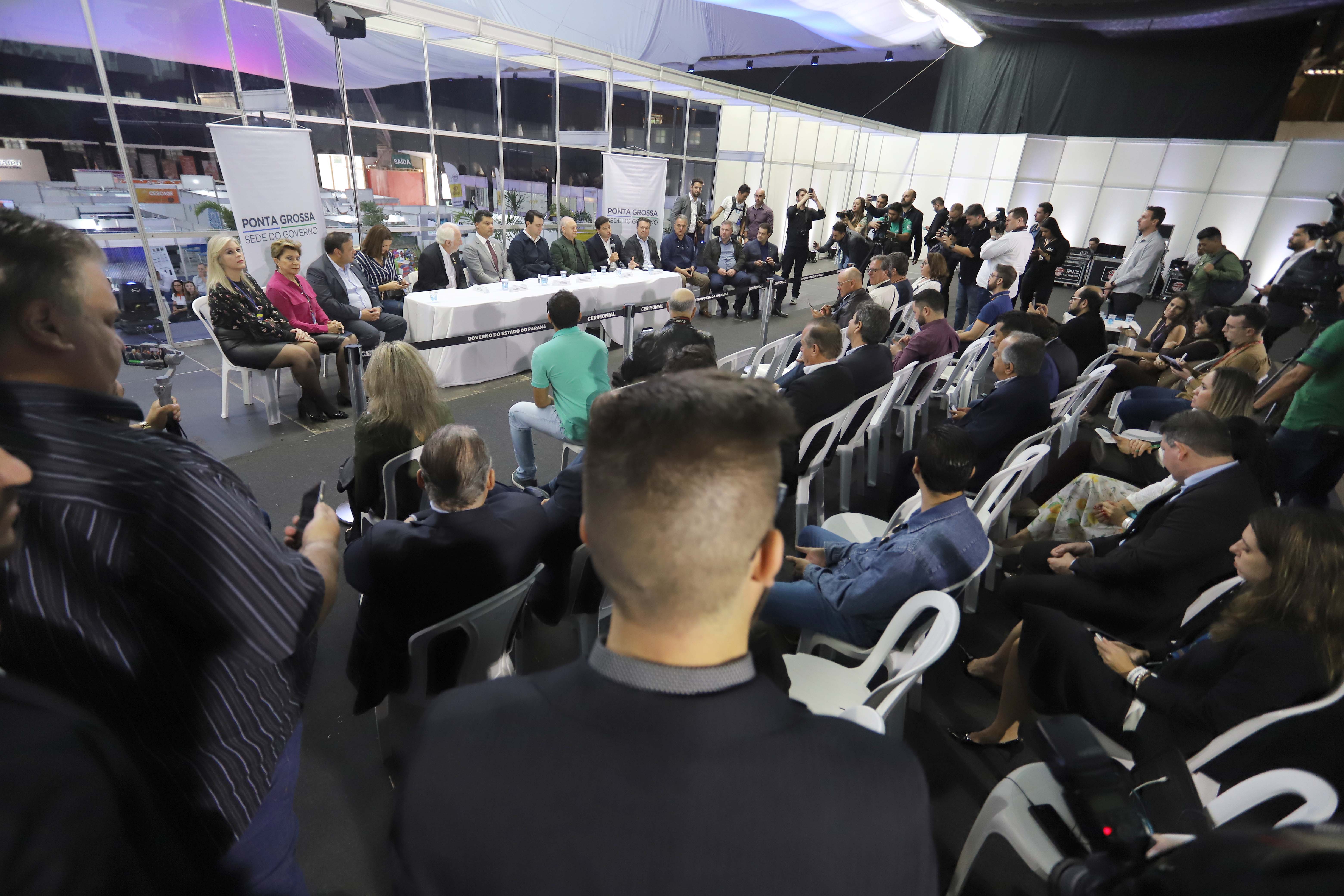 Governador destaca referência industrial de Ponta Grossa a jornalistas