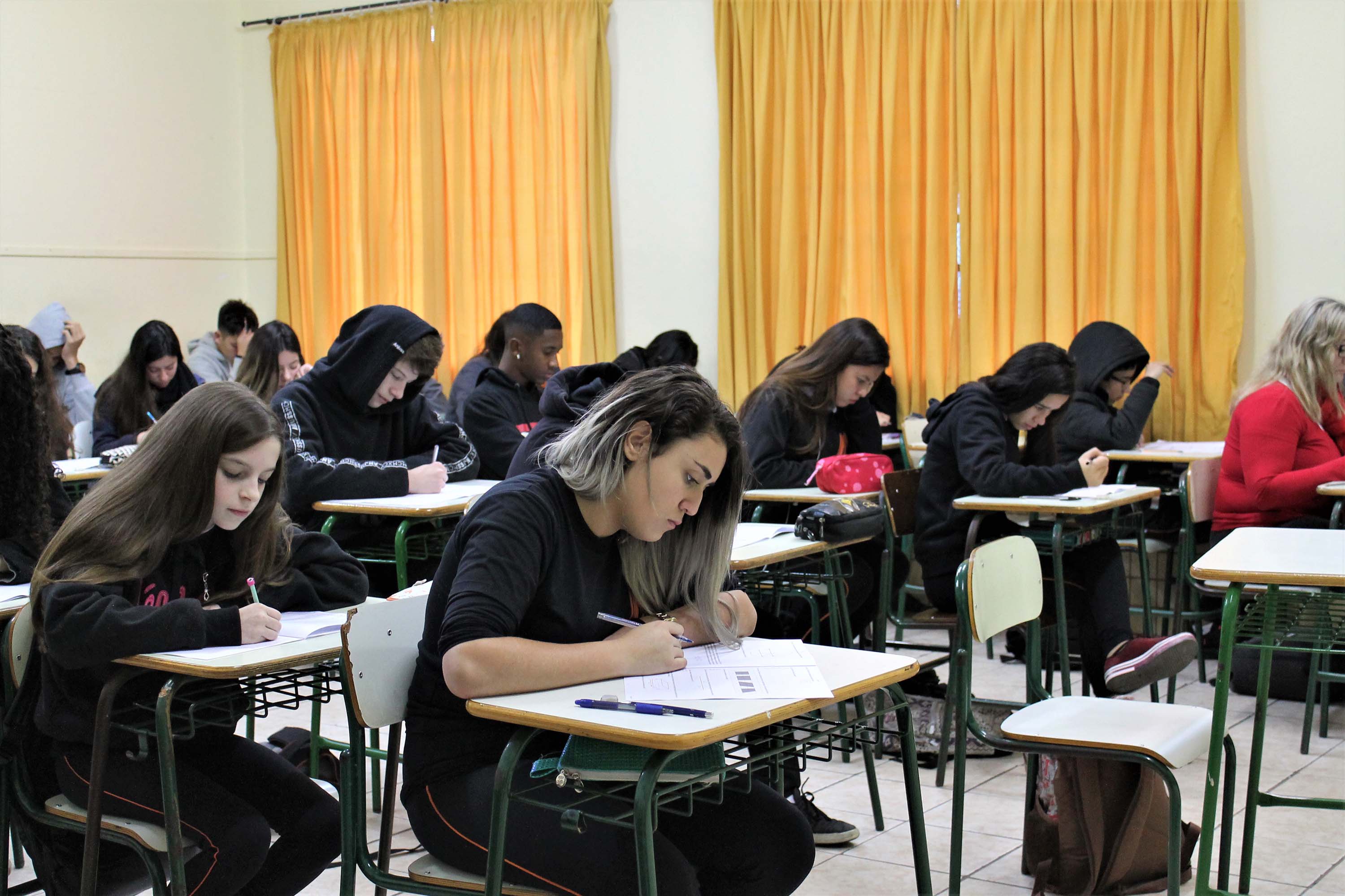 Prova Paraná avalia conhecimento de quase 1 milhão alunos