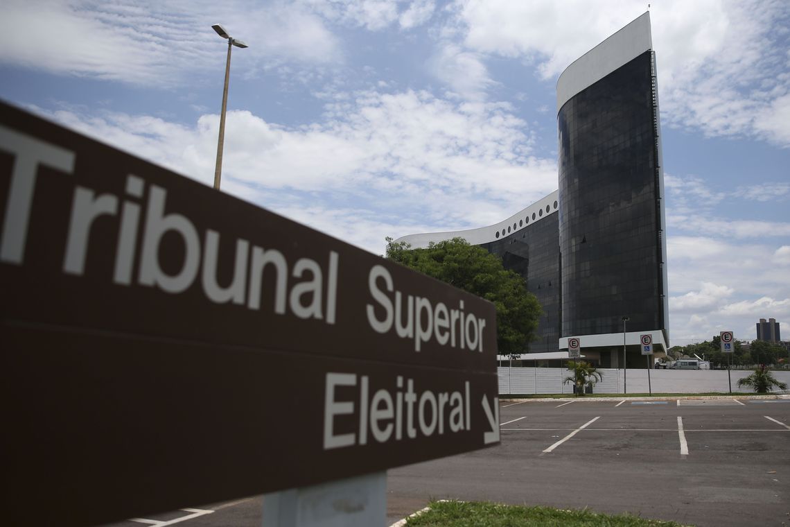 TSE vai ouvir Bolsonaro e Mourão em pedido para juntar inquérito sobre notícias falsas