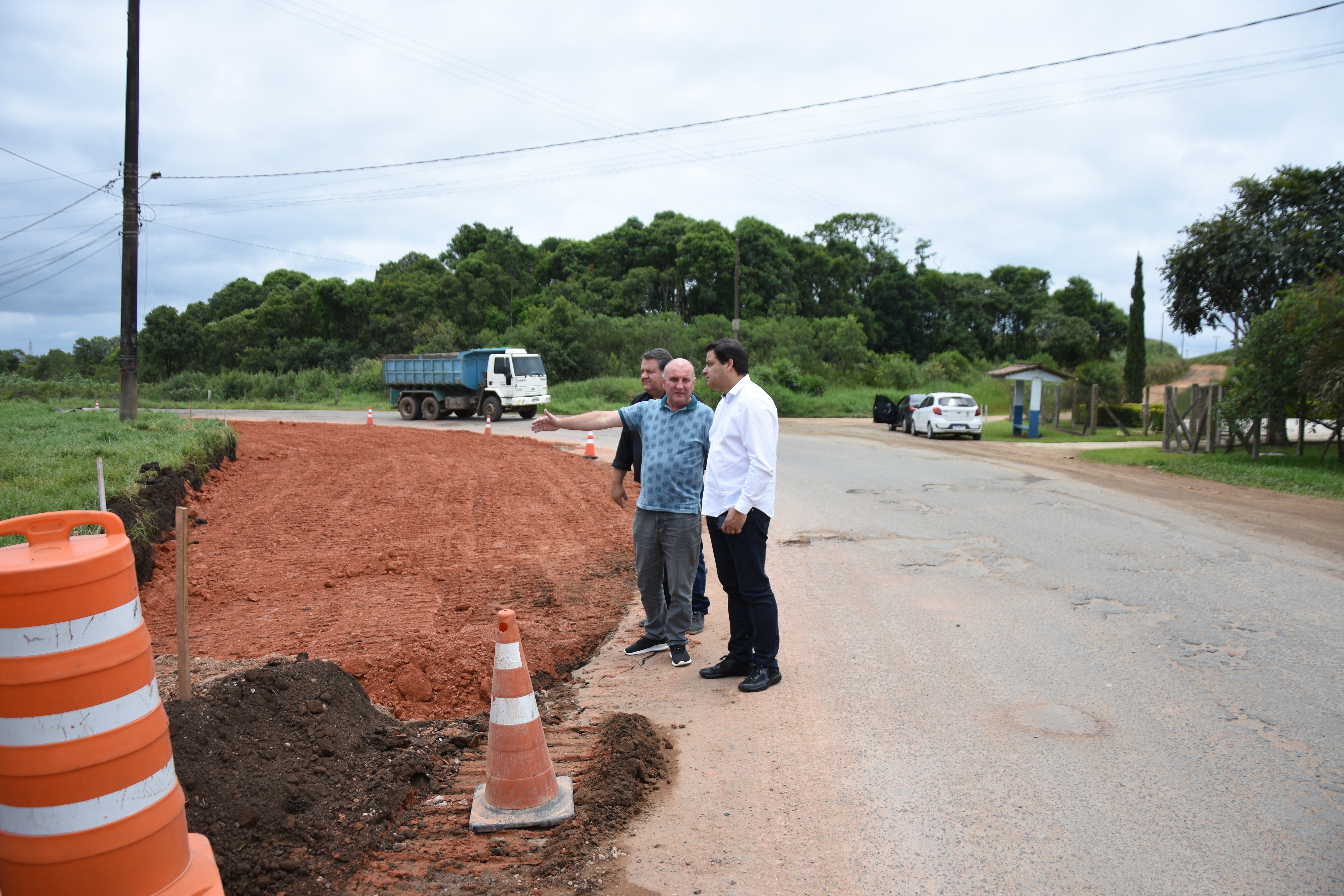 Carambeí: Sandro Alex vistoria obras de pavimentação da Estrada do Catanduvas