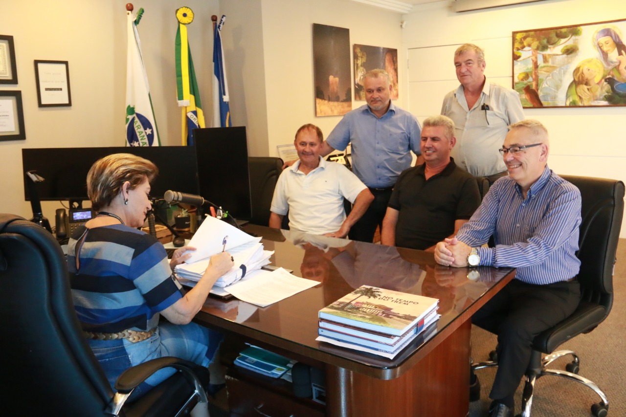 Elizabeth assina decreto para construção de loteamento no bairro Santa Tereza