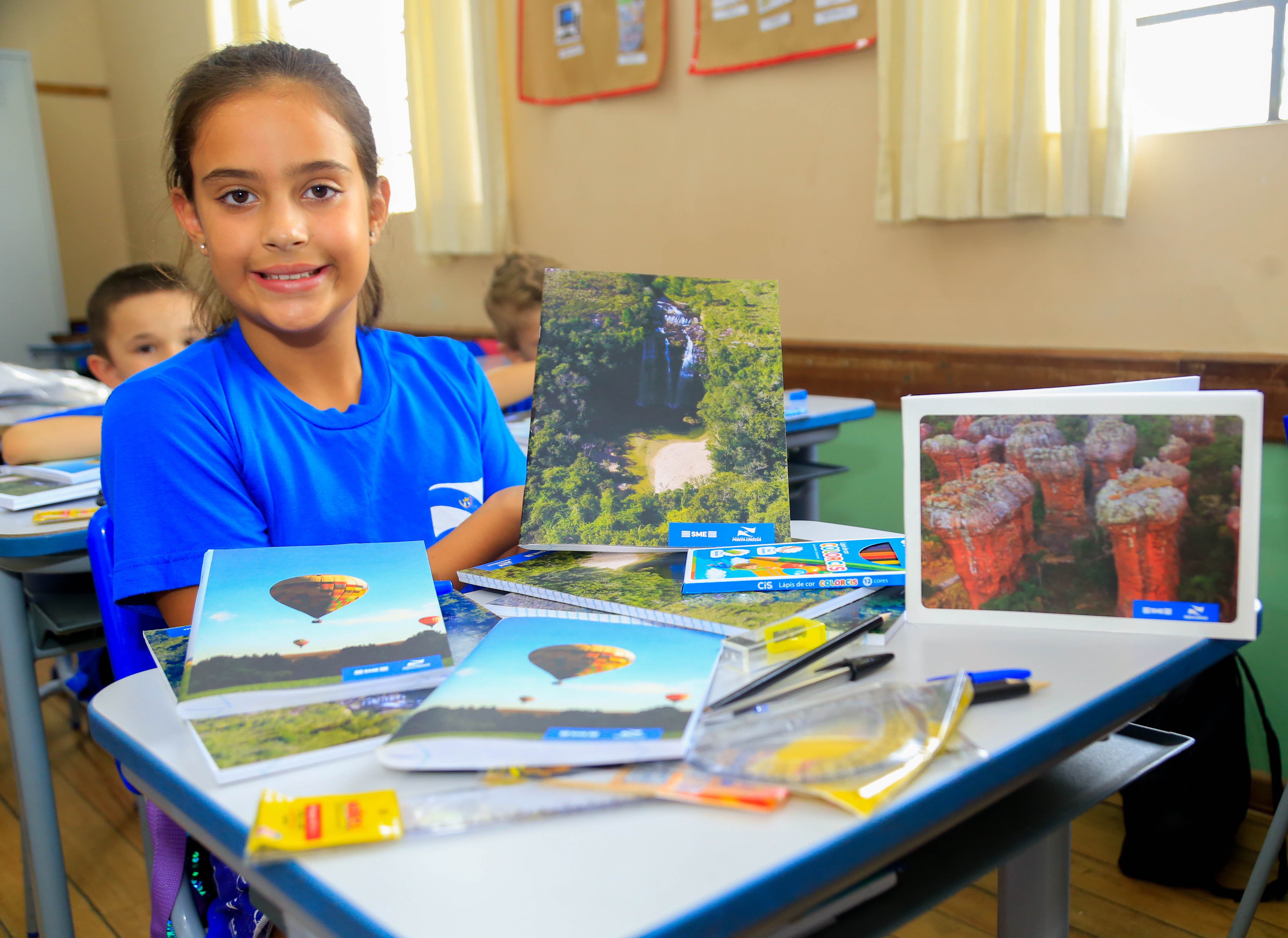 Material escolar entregue para 21 mil alunos destaca pontos turísticos de PG