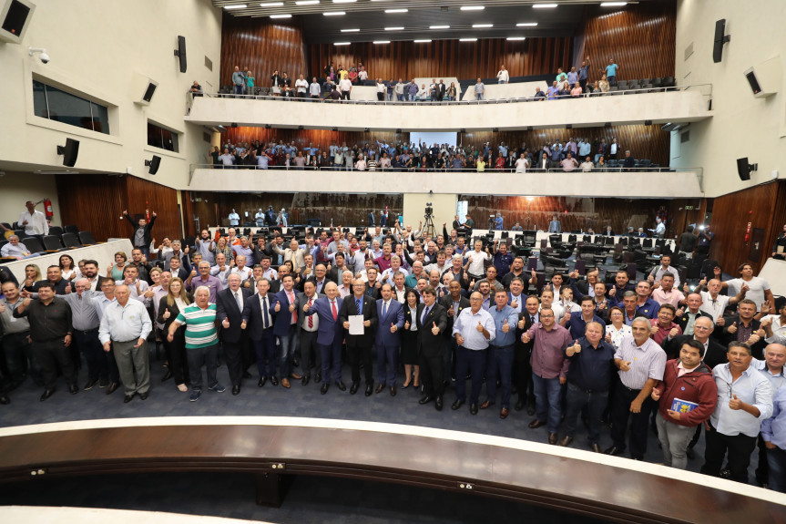 Deputados e prefeitos repudiam propostas que podem acabar com mais de 100 cidades do Paraná