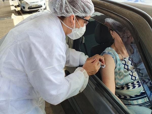 Prefeitura organiza drive thru para imunização de doentes crônicos
