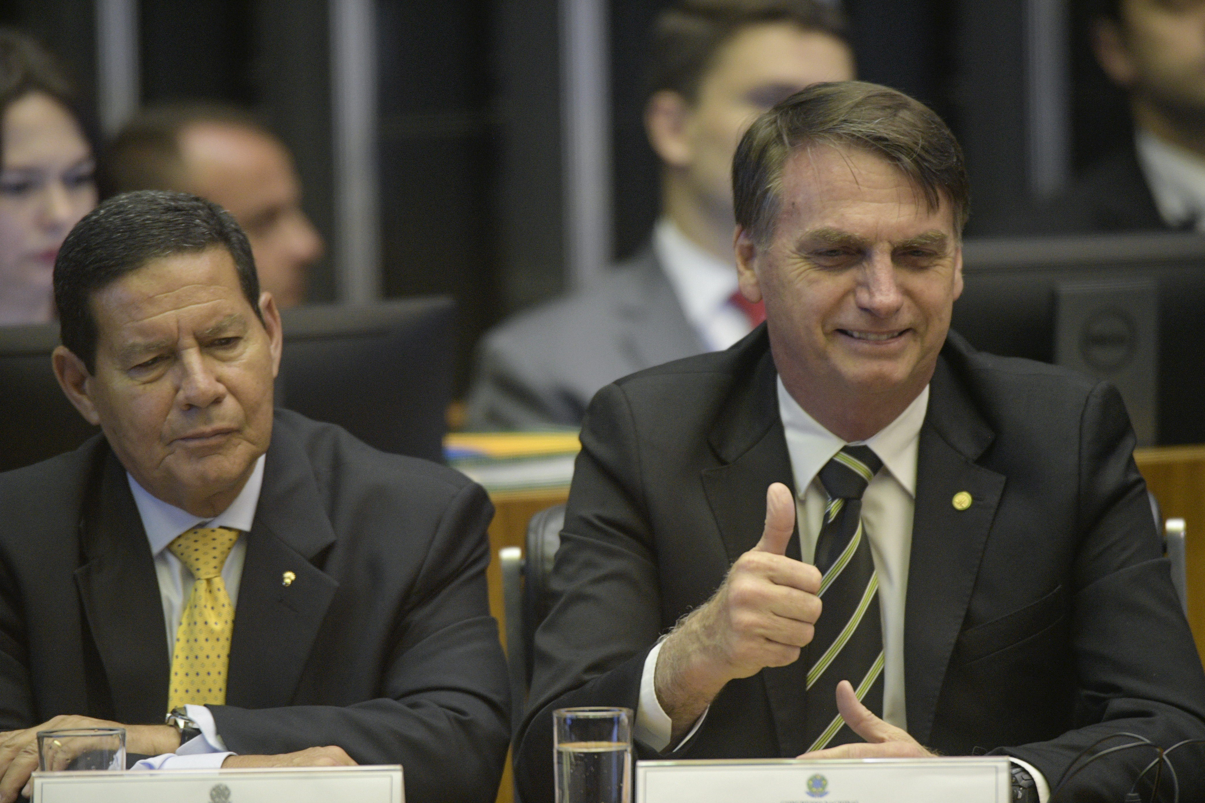 TSE suspende análise de duas ações por abuso eleitoral contra chapa Bolsonaro-Mourão