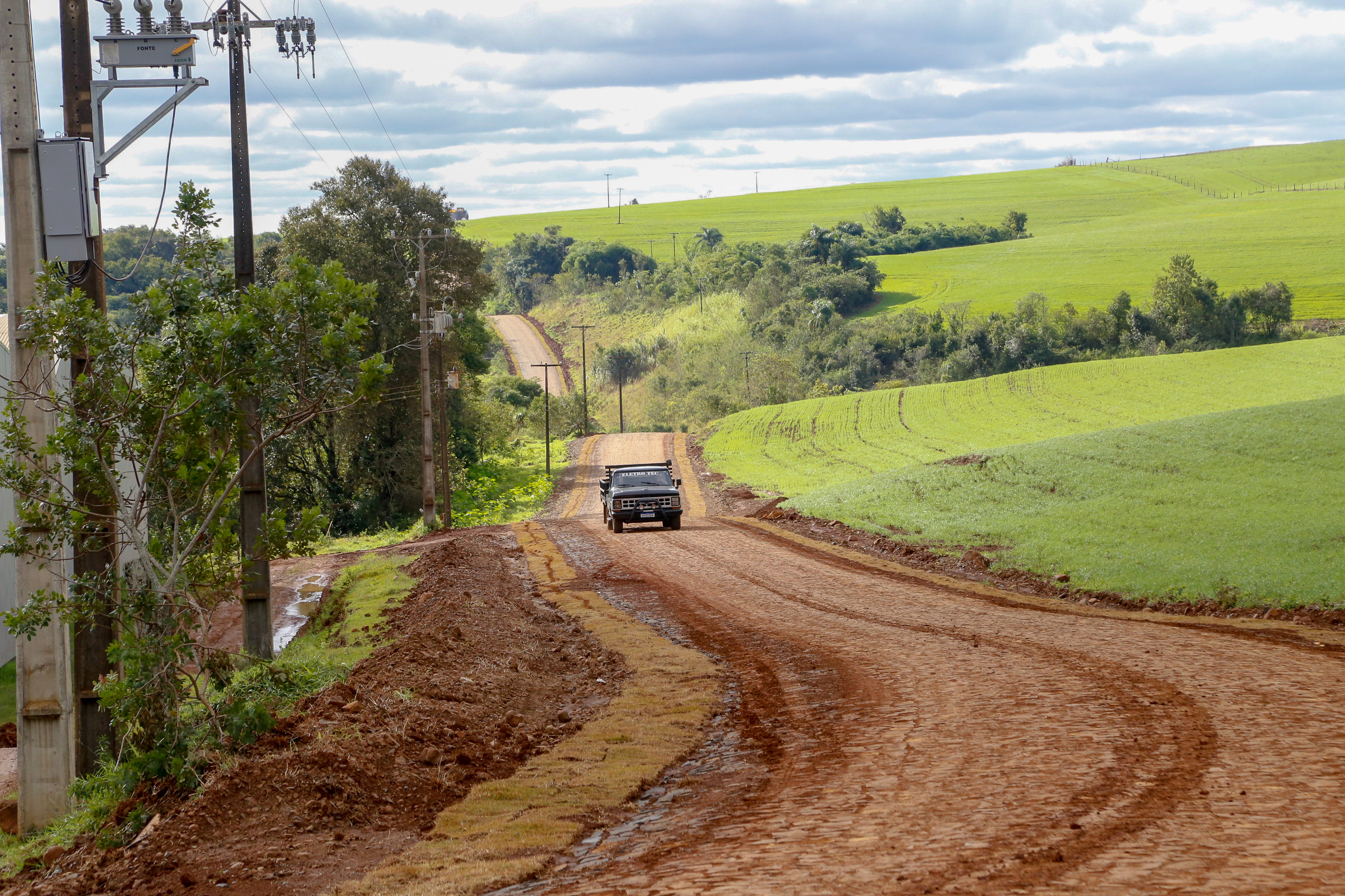 Pavimentação de estradas rurais muda o cenário nos municípios