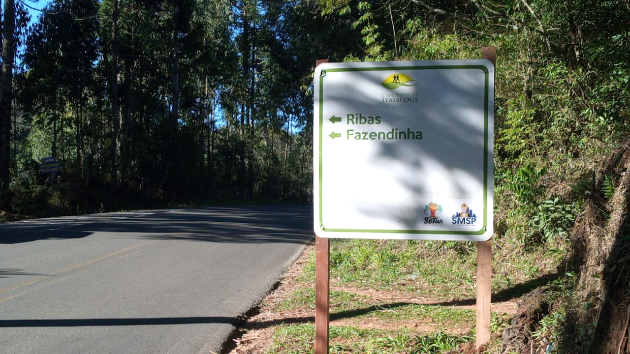 Prefeitura inicia instalação de novas placas indicativas na região do Itaiacoca