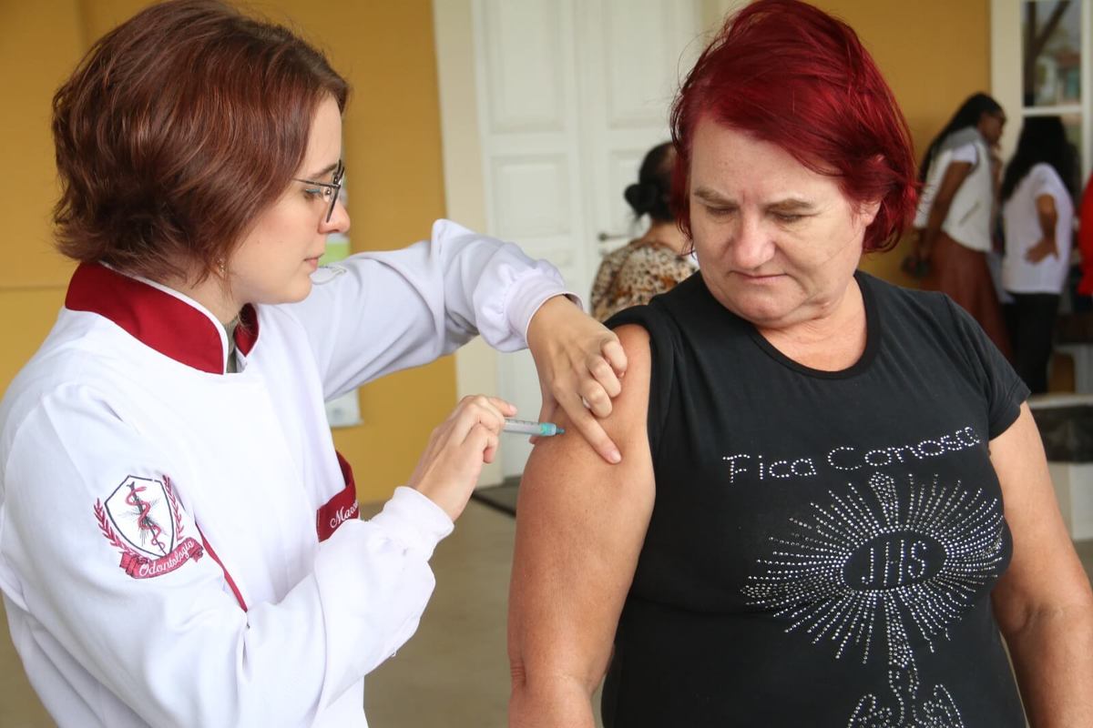 Ponta Grossa aplica mais de 4,6 mil doses de vacinas no 'Dia D'