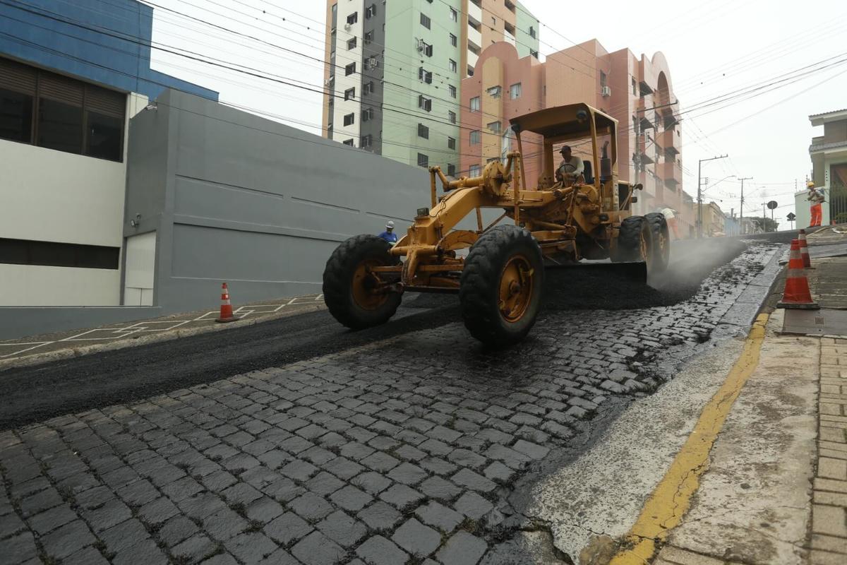 Prefeitura atua em novas frentes de recapeamento e asfalto novo