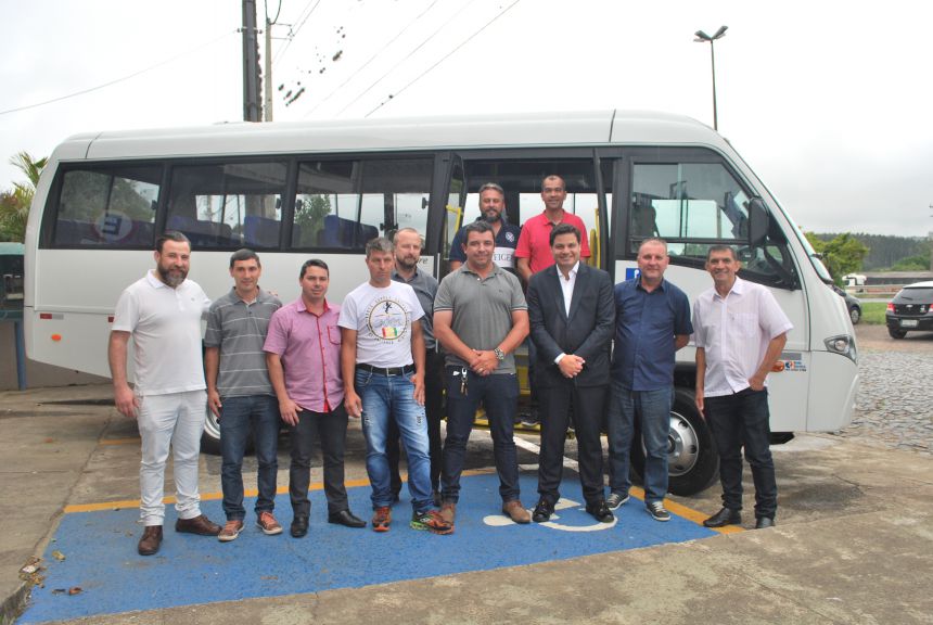 Carambeí recebe cinco veículos e um micro-ônibus adaptado para Saúde