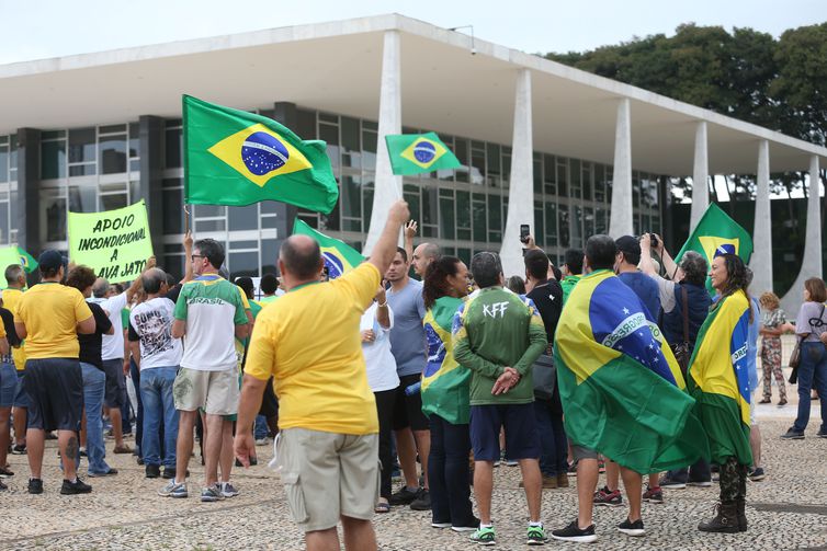 Lava Jato: Manifestantes fazem ato contra decisão do STF