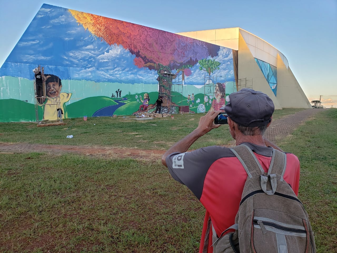 Arte em grafite dá vida ao imóvel da Arena de Esportes