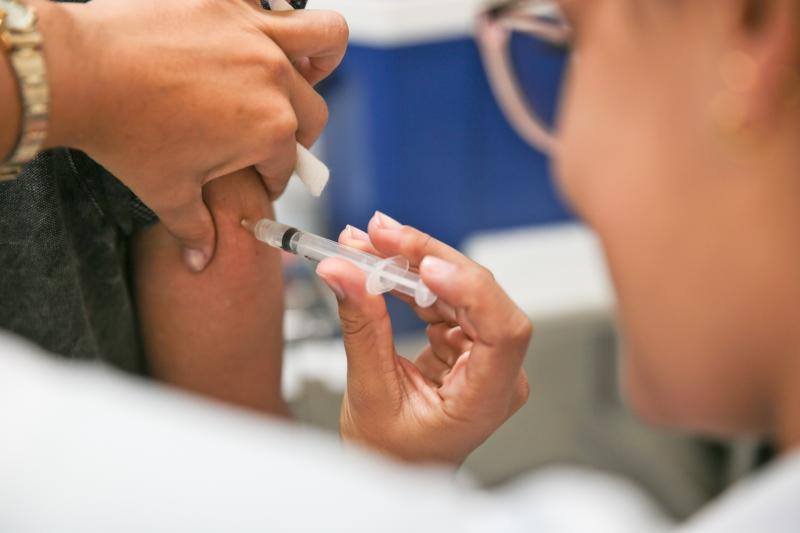 Castro imuniza mais de 14 mil pessoas contra a influenza