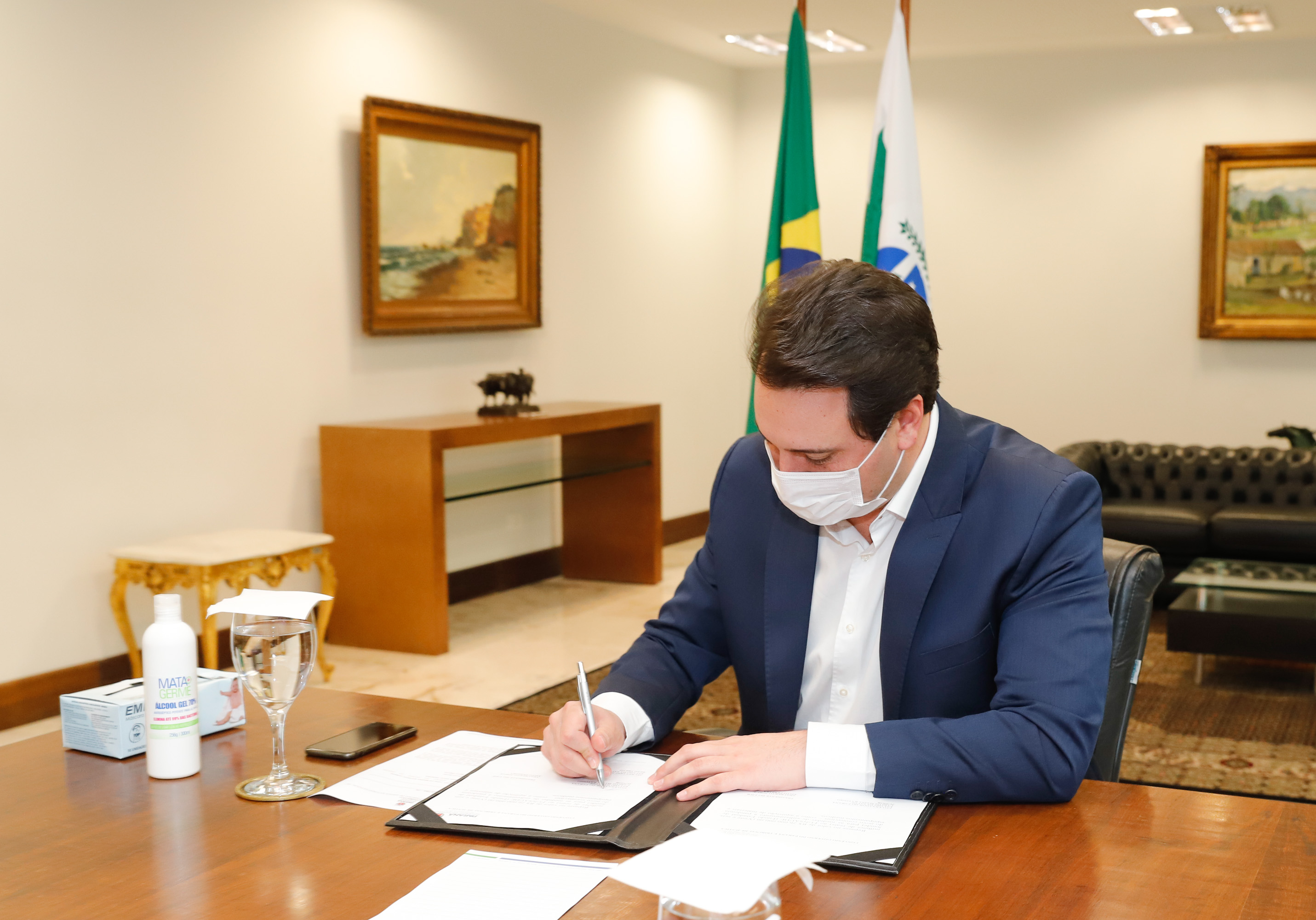 Ratinho Junior sanciona lei que beneficia empresas que mantiverem vagas de adolescentes aprendizes