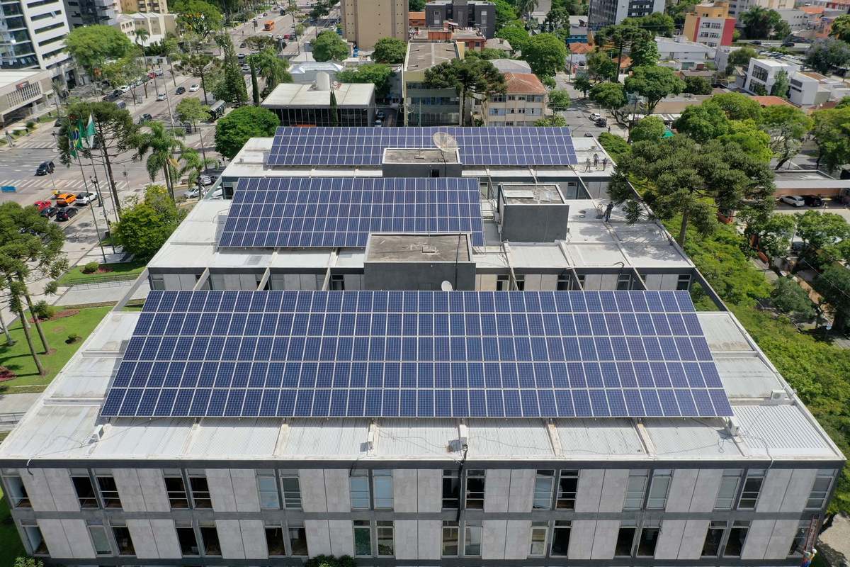 Paraná vai instalar painéis solares em 246 prédios públicos
