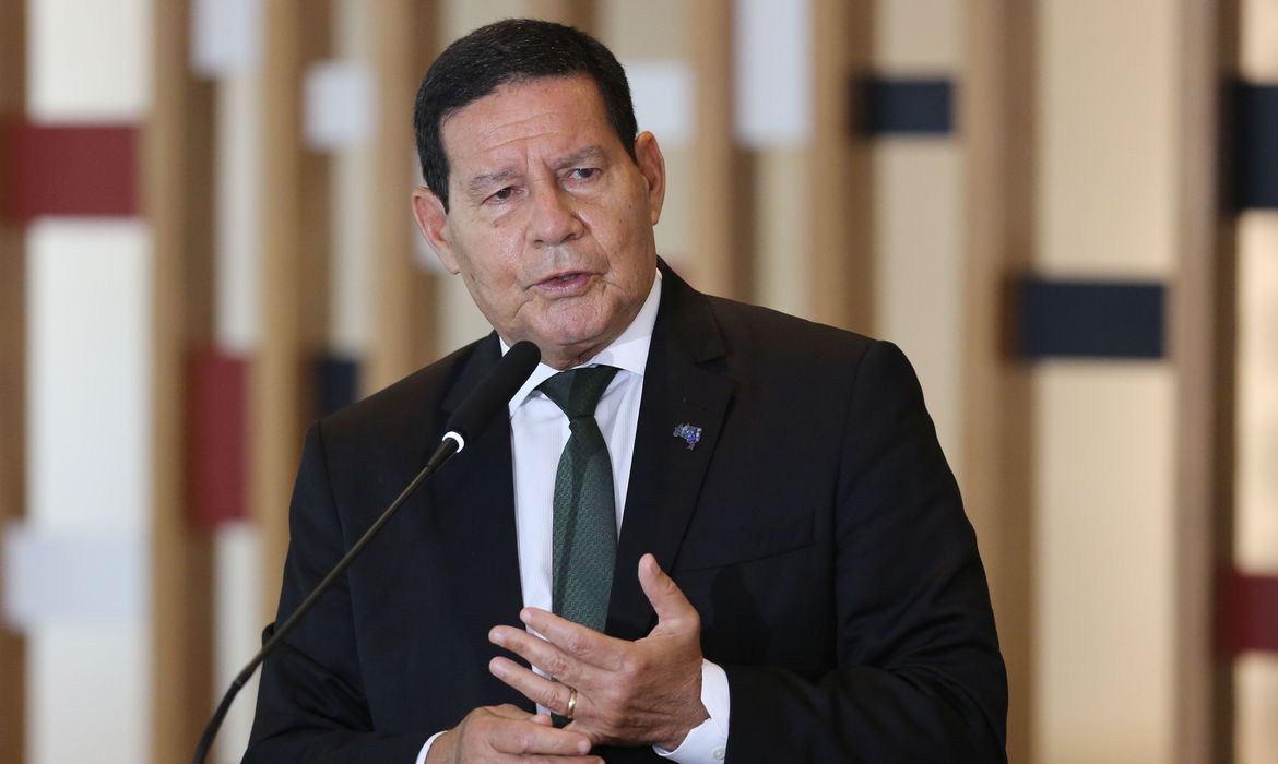 Com Covid-19, estado de saúde de Hamilton Mourão é bom