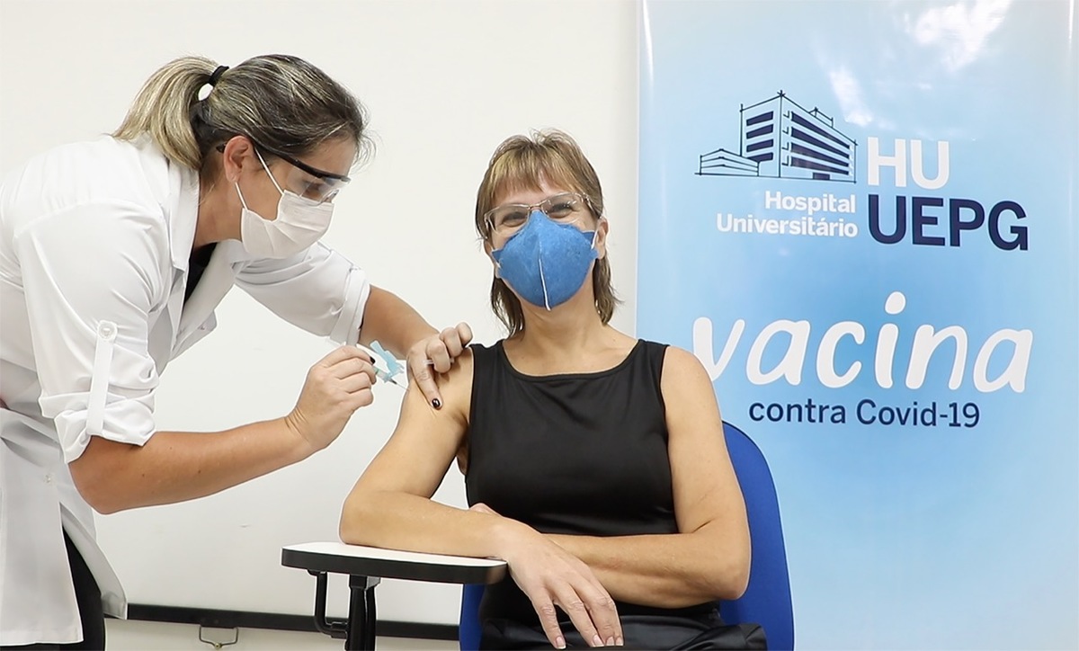 UEPG inicia vacinação contra Covid-19 para servidores do Hospital Universitário