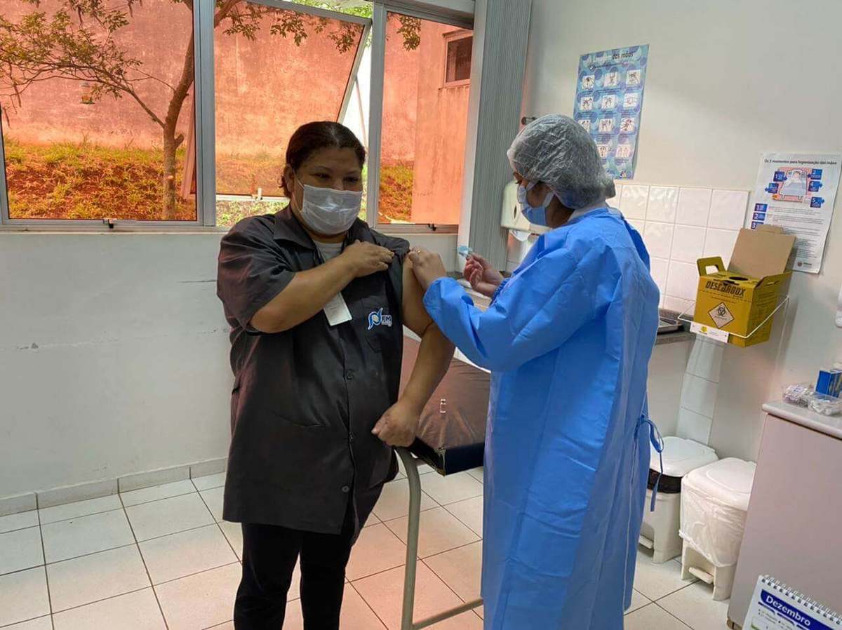 Prefeitura conclui vacinação dos profissionais da saúde municipal e inicia aplicação em idosos das ILPIs
