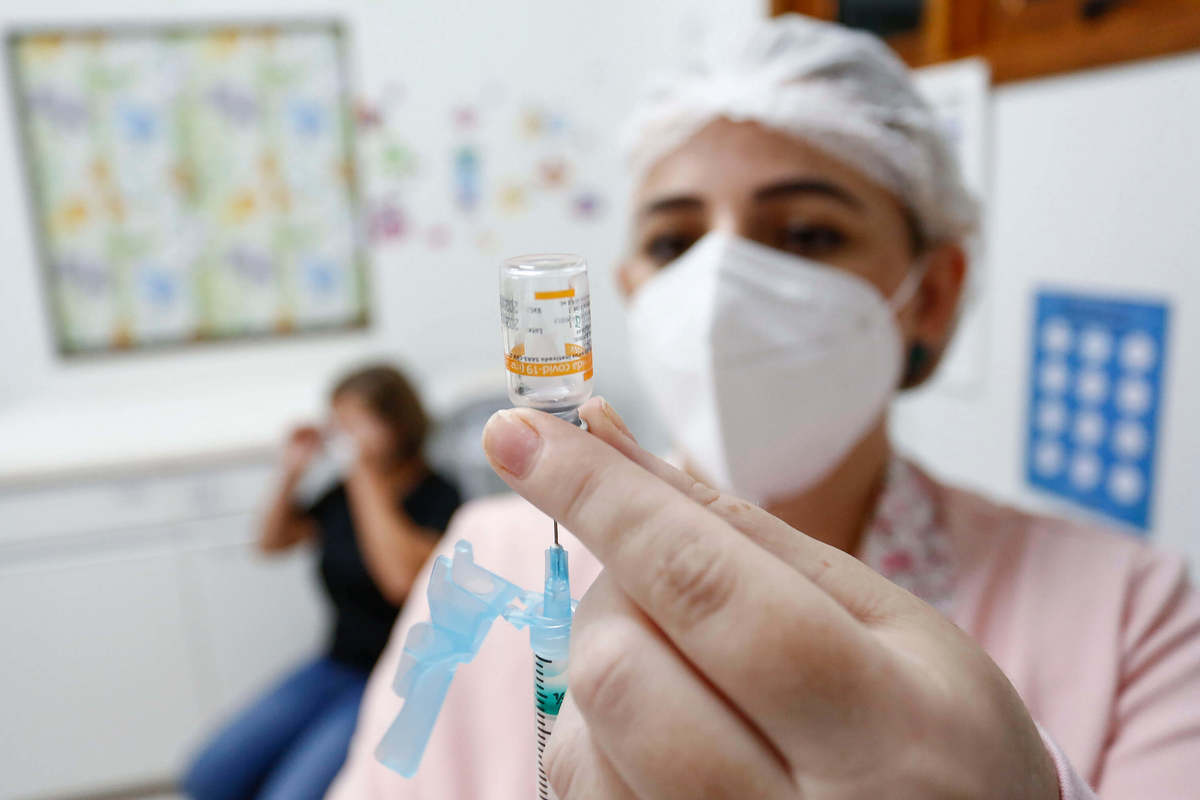 Imunização contra a Covid-19 alcança quase 100 mil paranaenses