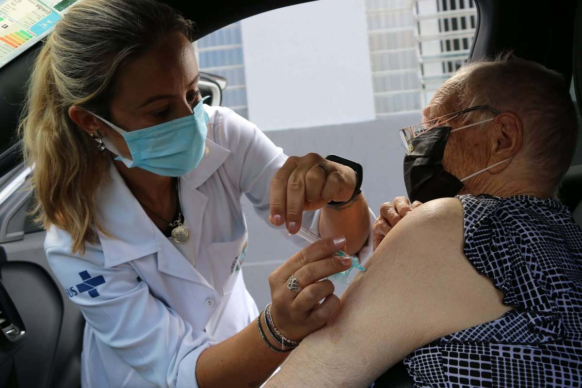 Idosos com mais de 90 anos começam a ser vacinados em Castro