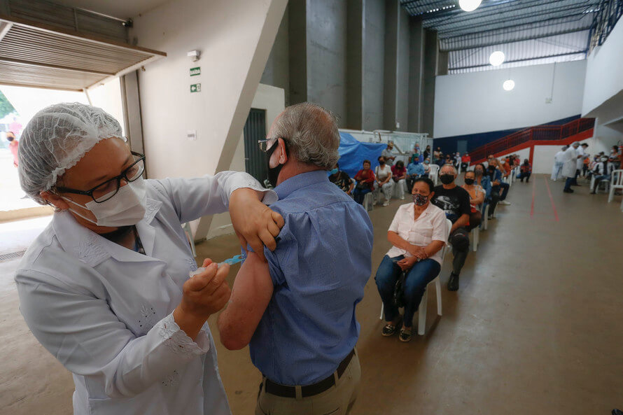 Paraná aplicou 130 mi​l doses no fim de semana, um quinto de todo o País