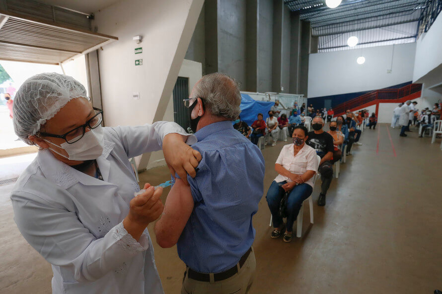 ​Paraná se aproxima de 1 milhão de idosos vacinados contra a Covid-19