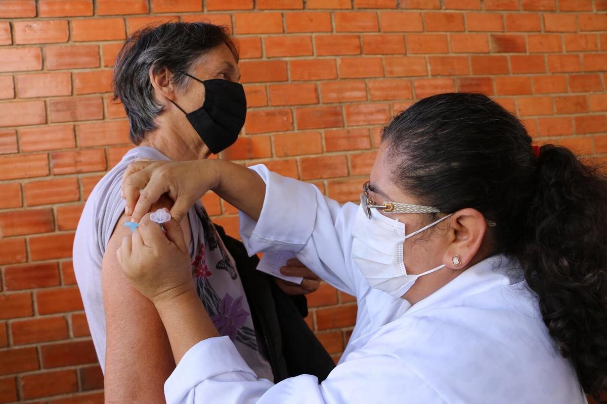 Saúde imuniza contra a Covid-19 pessoas com 60 anos e acima nesta quarta (5)