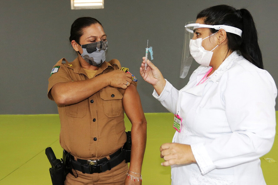 Paraná já vacinou 10 mil profissionais de educação e 10 mil das forças de segurança e salvamento