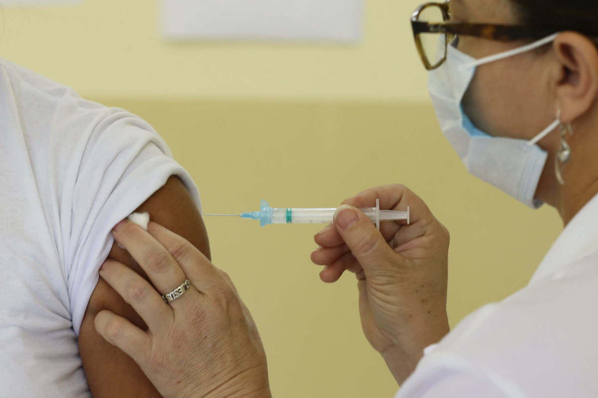Prefeitura divulga cronograma de vacinação para trabalhadores da educação do Ensino Superior