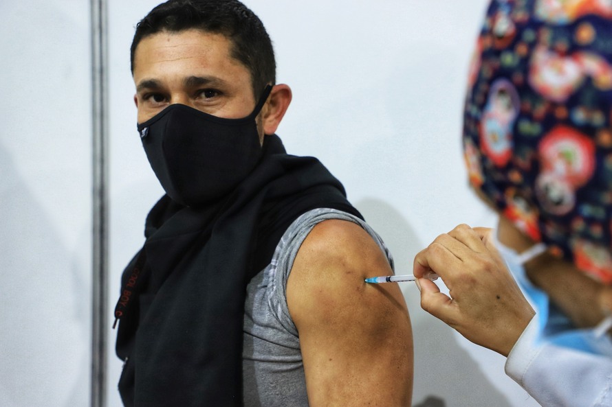 Três em cada quatro cidades paranaenses já vacinam a faixa dos 30 anos contra a Covid-19