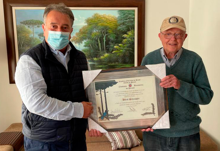 Plauto entrega título de cidadania do Paraná ao artista plástico Horst Shnepper