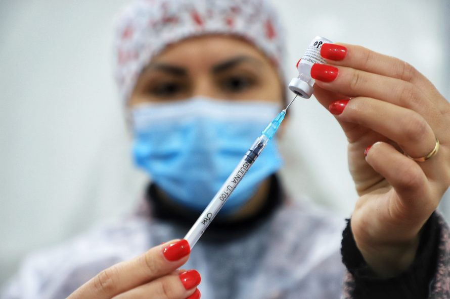 Mais de 6 milhões de paranaenses já foram imunizados; quase 70% da população adulta