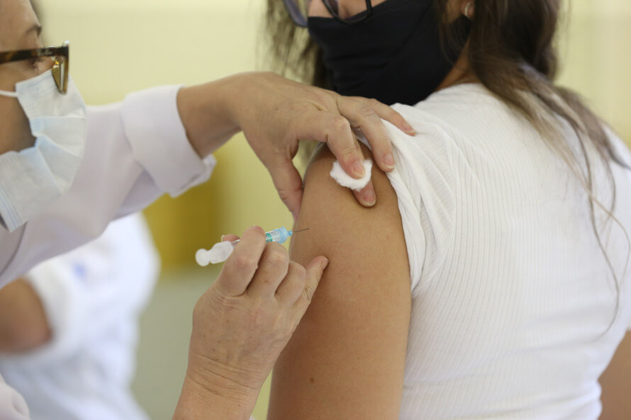 Estado atinge 90% da população adulta vacinada com 1ª dose