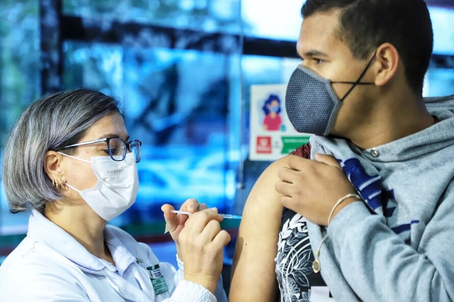 Vacinação contra Covid-19 avança e Paraná passa de 12 milhões de doses aplicadas