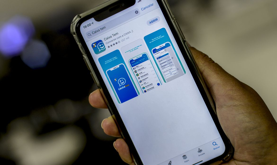 Caixa oferece crédito de R$ 300 a R$ 1 mil pelo celular