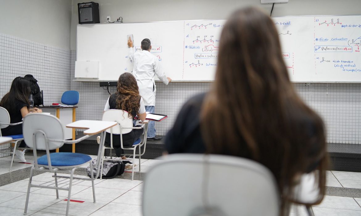 Dia do Professor: docentes contam como está sendo preparo para o Enem