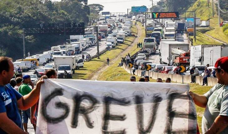 Caminhoneiros devem entrar em greve dia 1º de novembro, afirma CNTTL