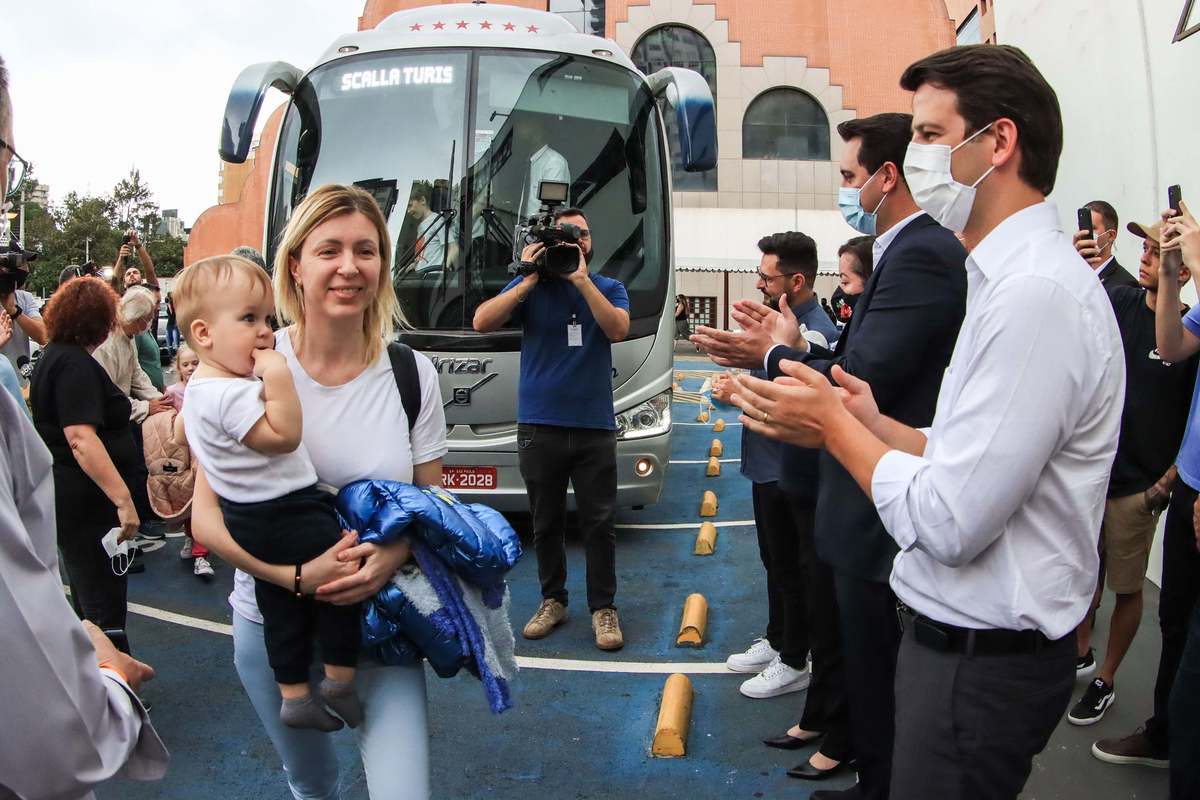 Paraná recebe refugiados da guerra na Ucrânia e cria força-tarefa com serviços de apoio