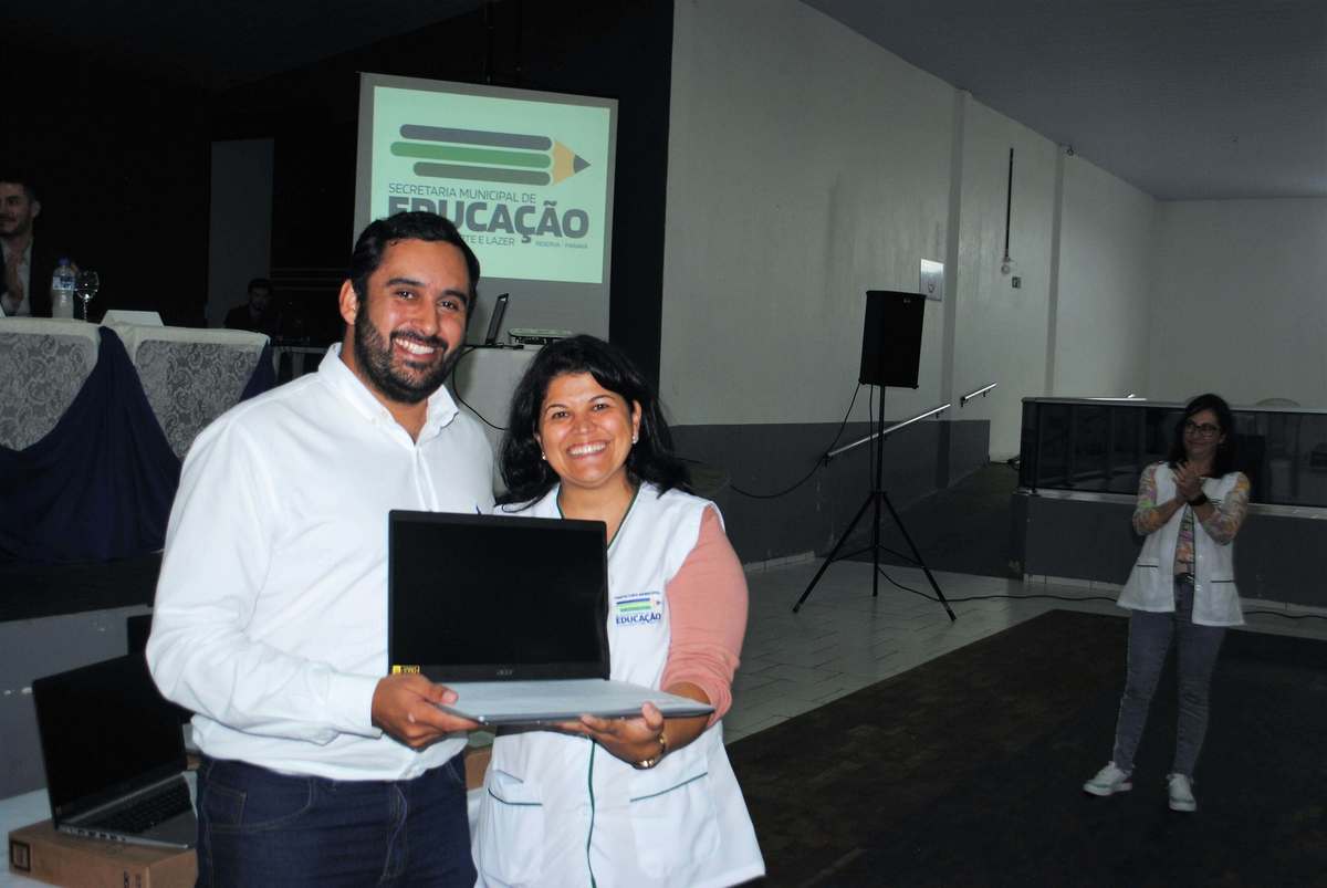 R$ 1,3 milhão: Lucas Machado entrega notebooks aos professores de Ipiranga