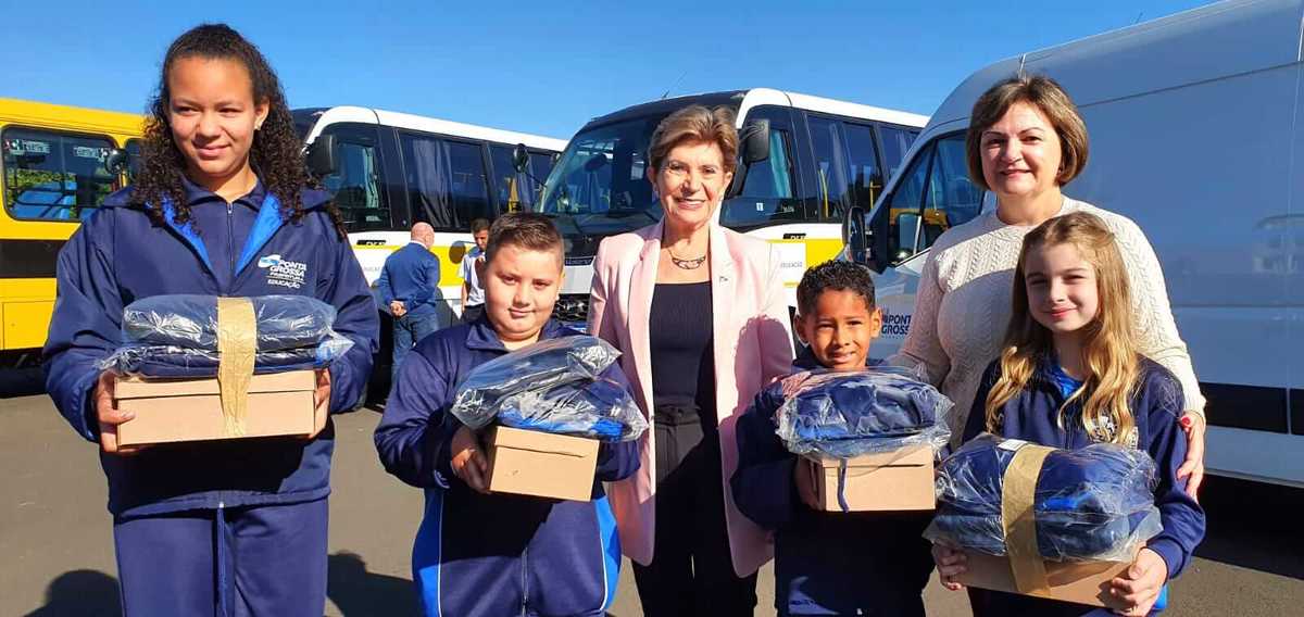 Prefeita entrega três novos ônibus, furgão e 32 mil uniformes escolares
