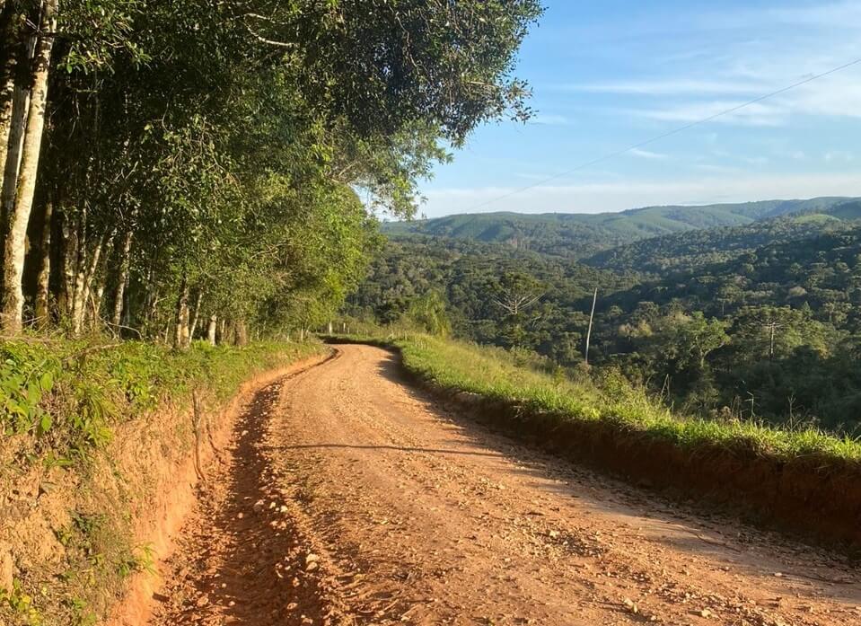 Itaiacoca recebe melhorias em 35 km de estradas rurais