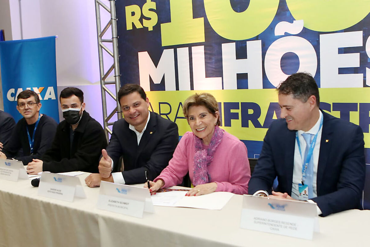 Elizabeth assina com a Caixa R$ 100 milhões para asfalto em Ponta Grossa